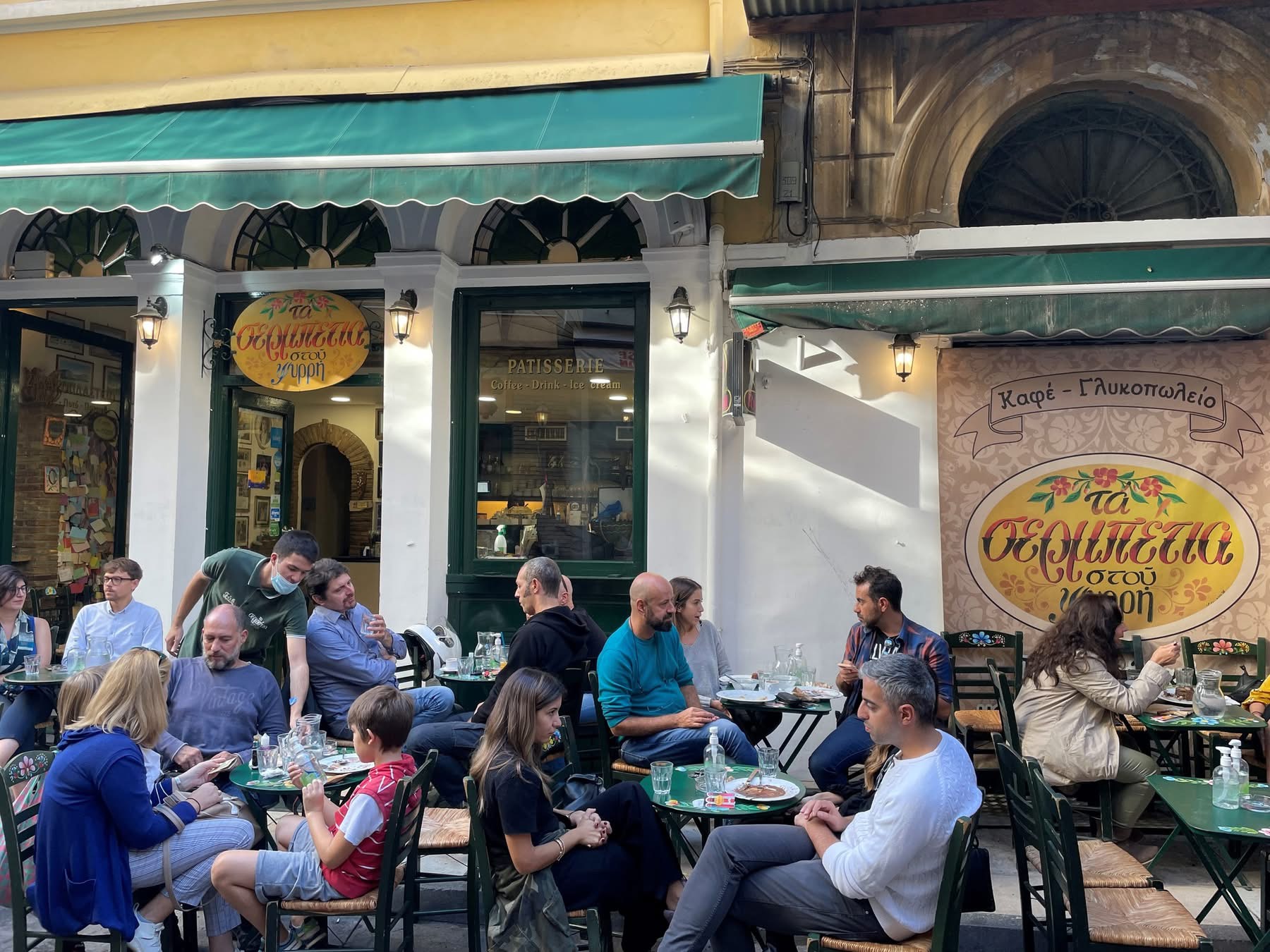 Θαμώνες στα τραπέζια του πεζόδρομου στου Ψυρρή