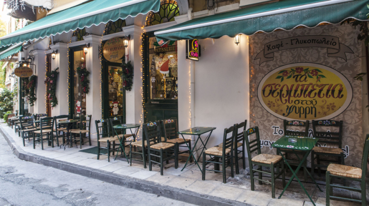 Η βιτρίνα του καφέ Τα Σερμπέτια στου Ψυρρή με πράσινες τέντες