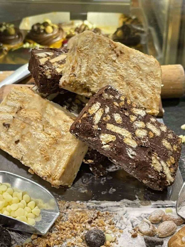 Χειροποίητα κομμάτια κορμού και γλυκών στη βιτρίνα